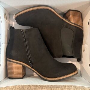 White Mountain Black Ankle Boots with Wooden Heel / Brand New with box